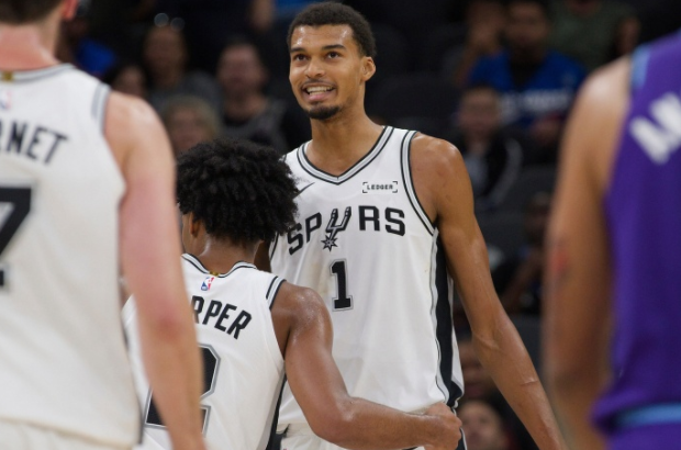 马刺队以125比92战胜小牛队